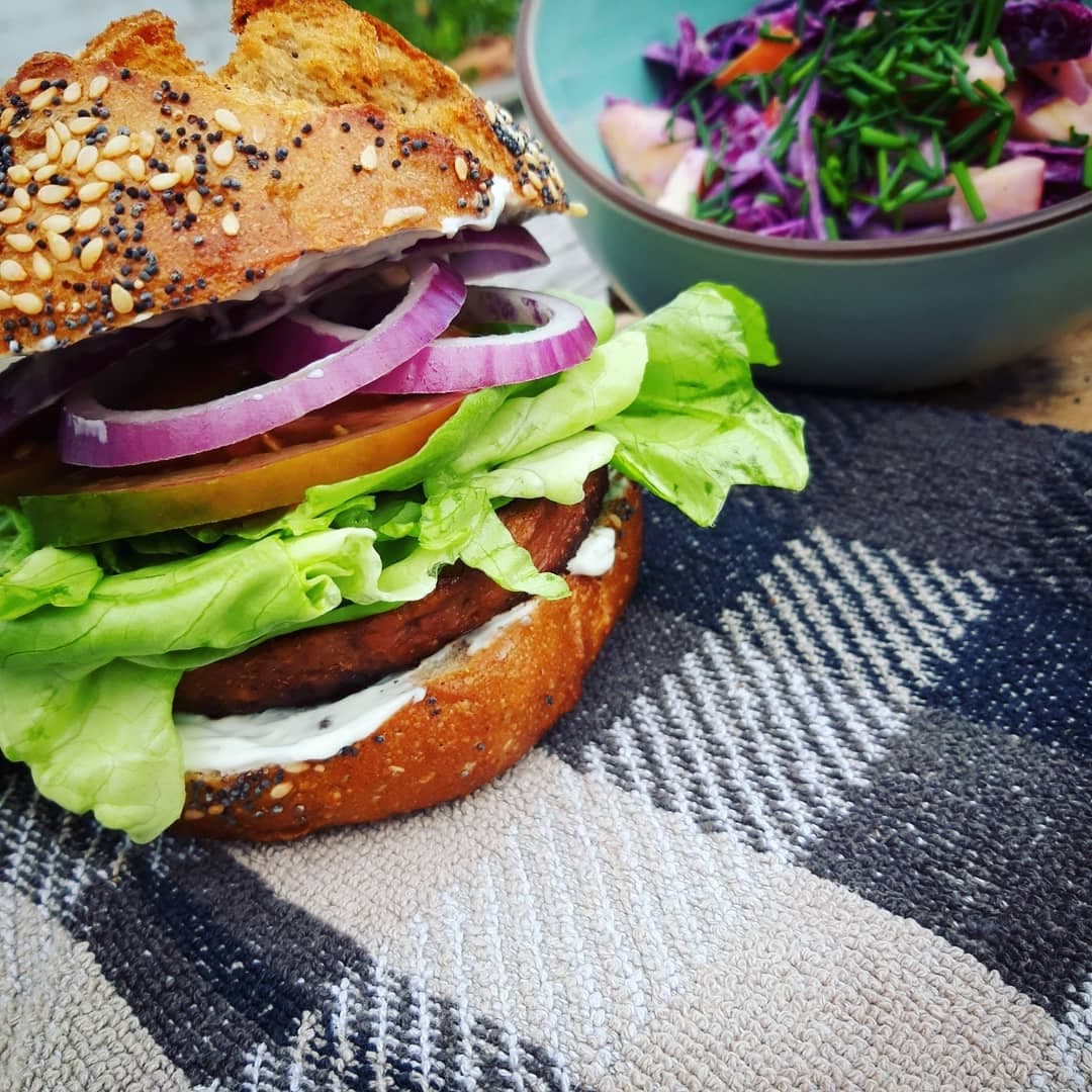 Veggie burger met cowlslaw