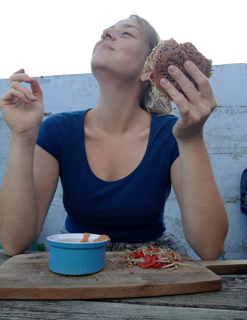 Groentenbroodje met kip, taugé en pindasaus