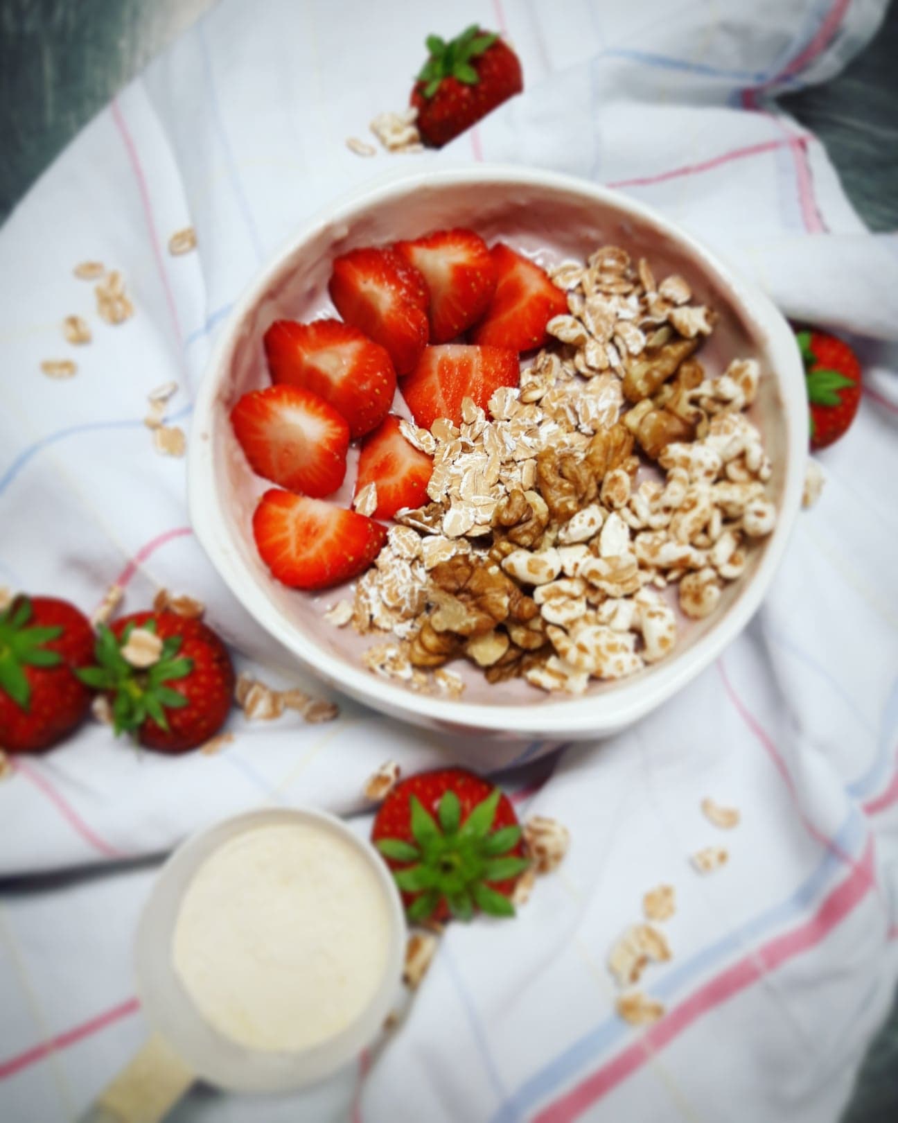 Nourishing yoghurt bowl met aardbeien