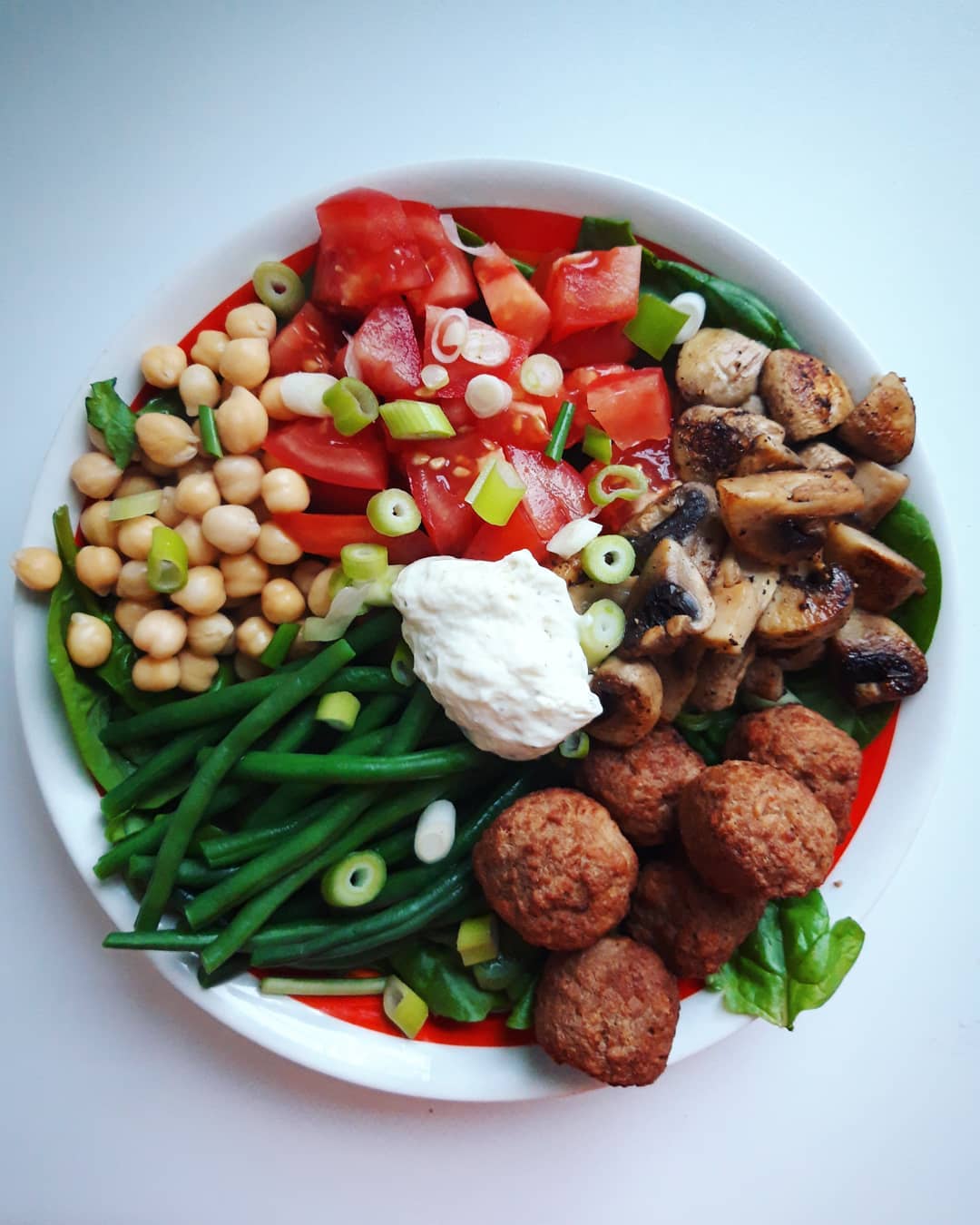 Salad bowl met vegetarische balletjes