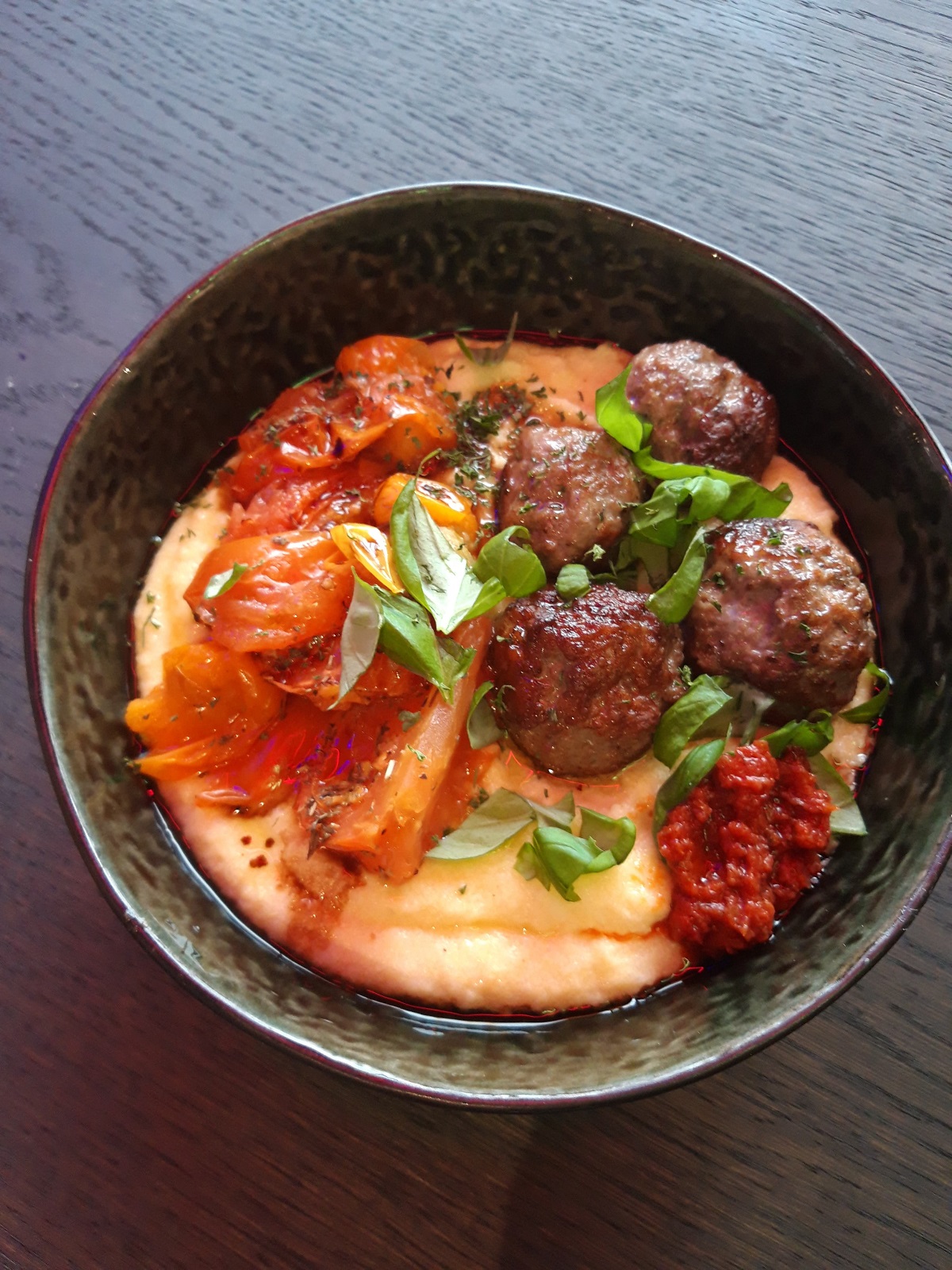 Polenta, gehaktballetjes en geroosterde tomaten