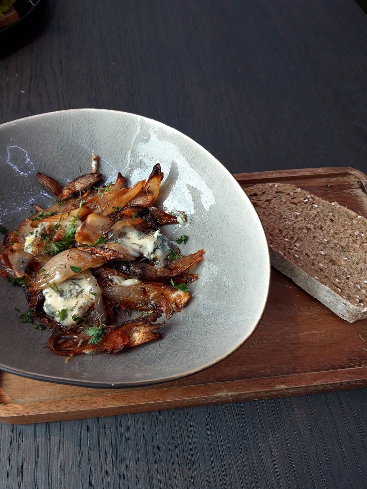 Sjalottengratin met blauwe kaas & sherry