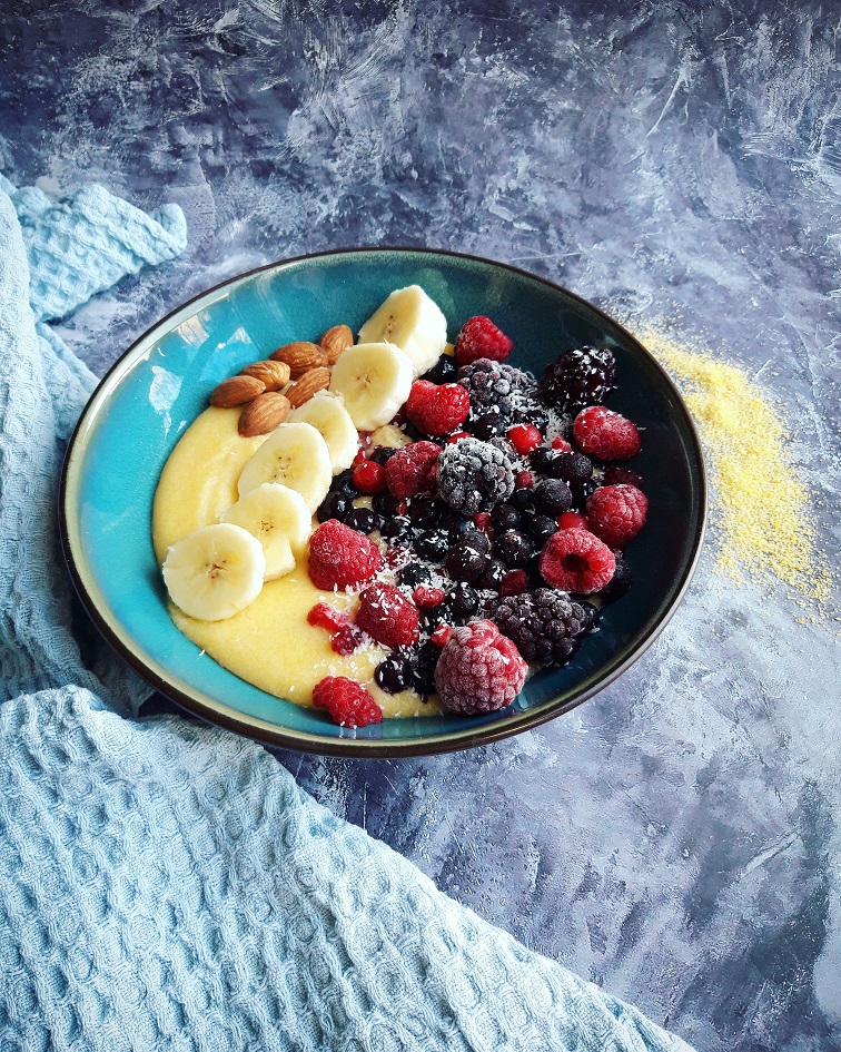 Polenta pap met rood fruit, banaan, amandelen en kokos