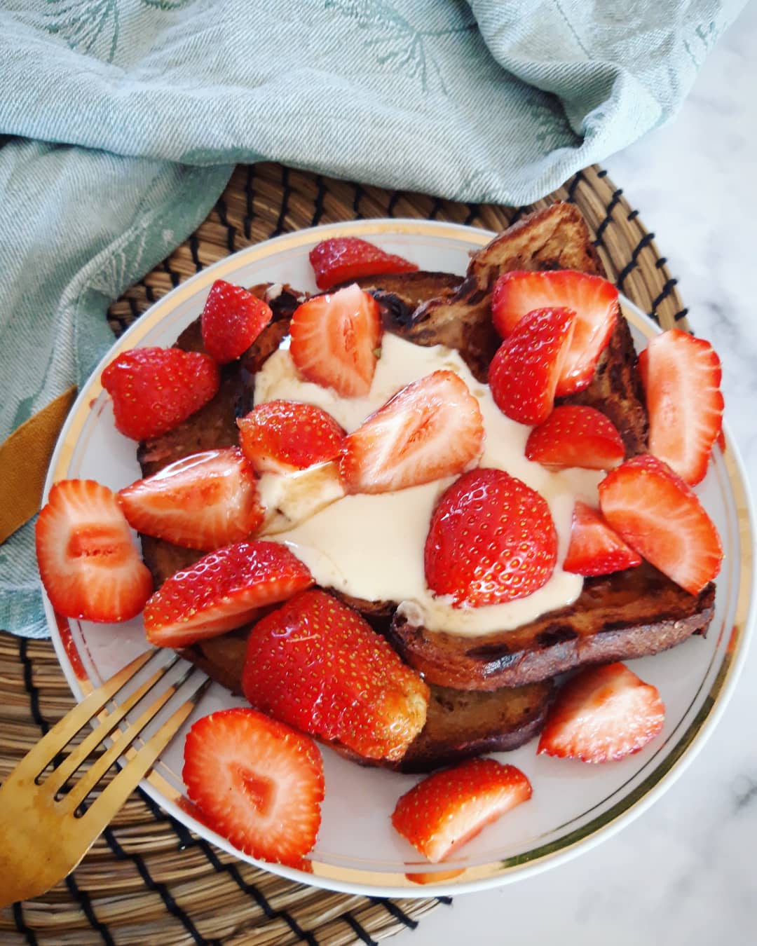 Rozijnen wentelteefjes met aardbeien