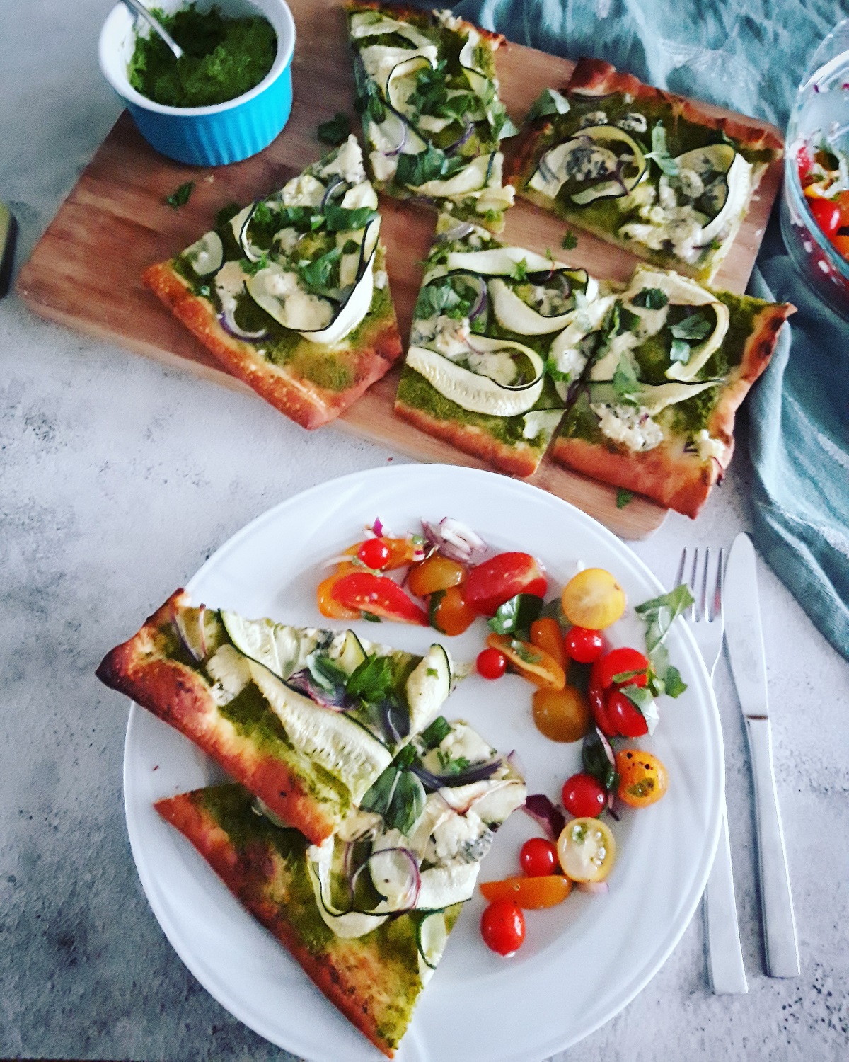 Pizza met groene groenten & gorgonzola