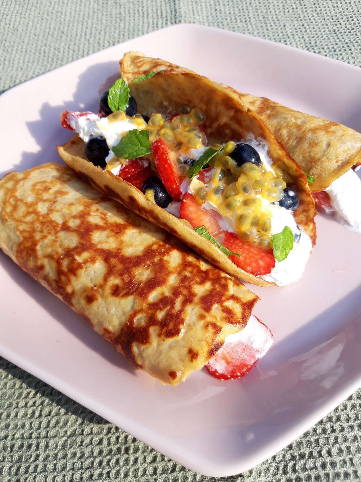 Banana pancakes met fruit & slagroom