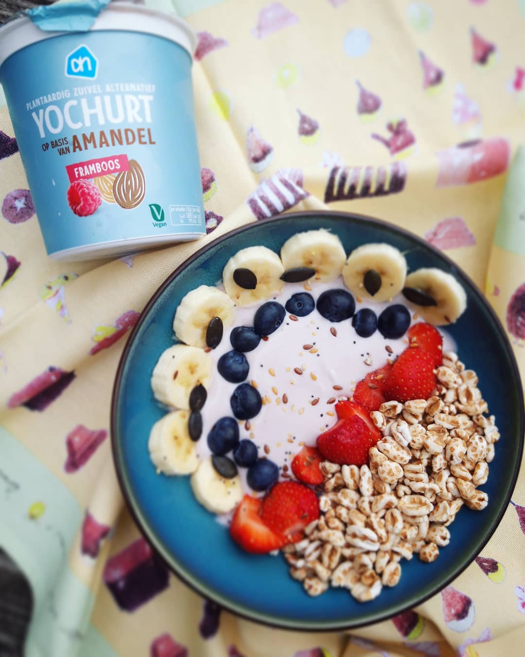 Yochurt breakfast bowl