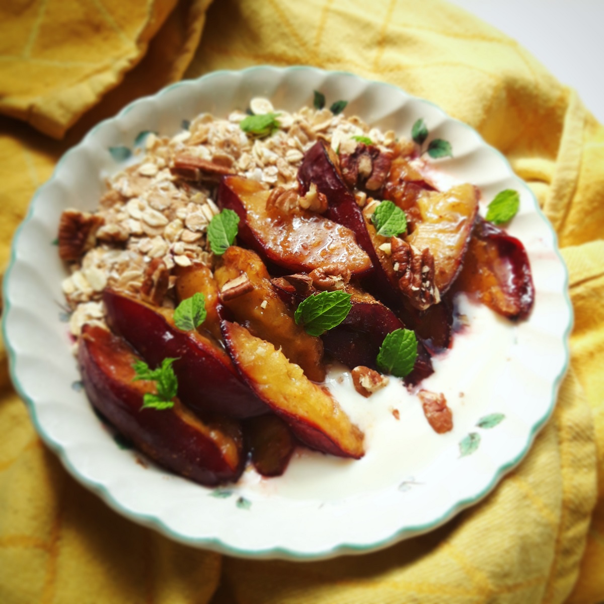 Yoghurt met warme spicy pruimen en granen