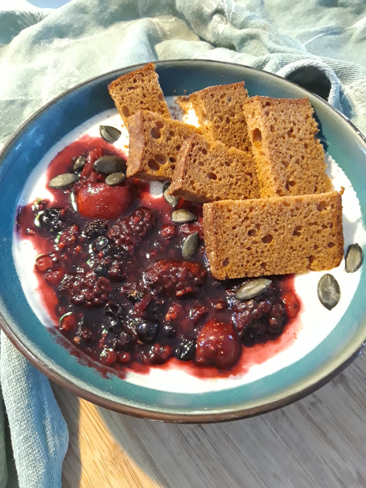 Yoghurt - peperkoek bowl met warm rood fruit