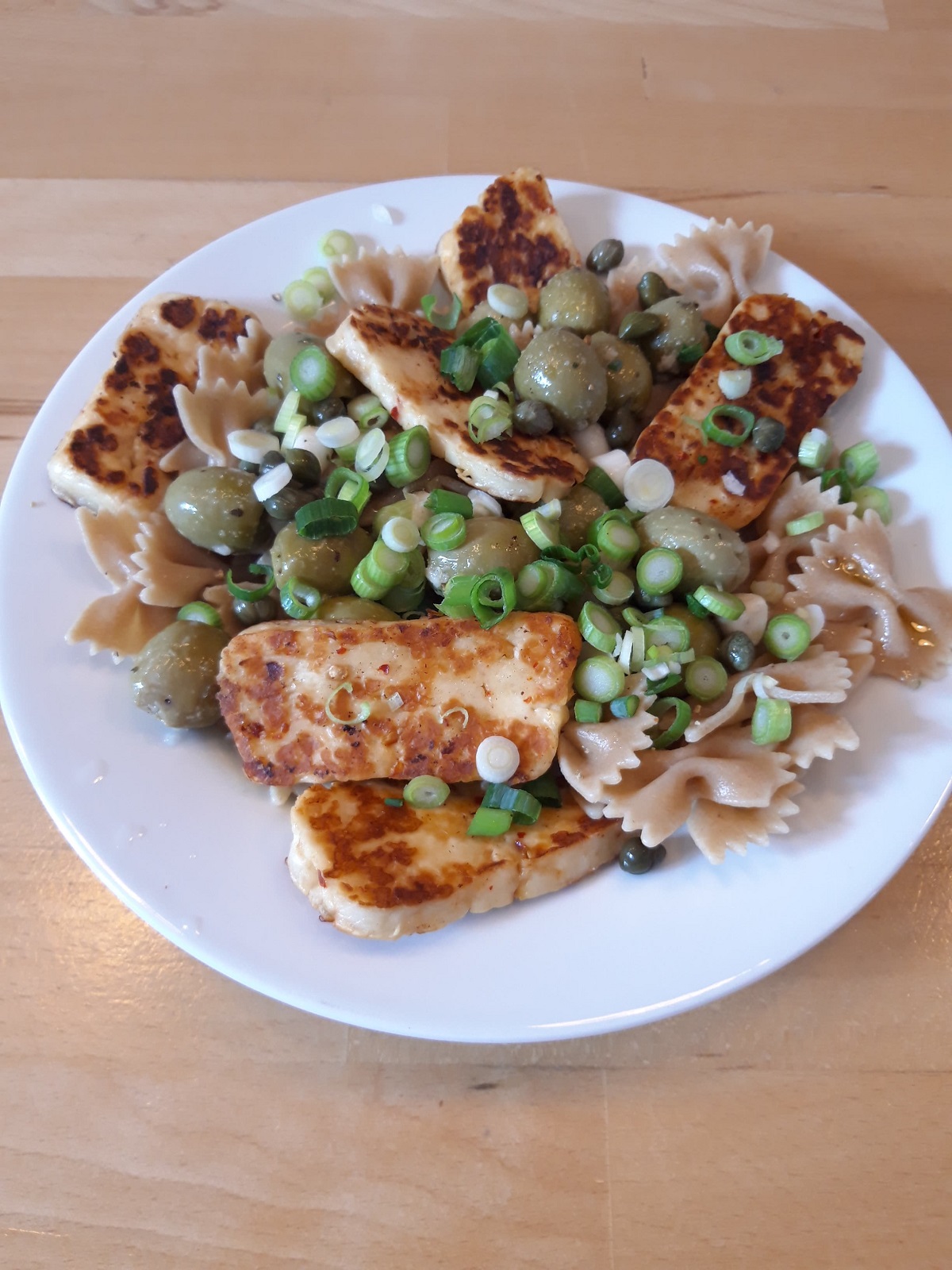 Snelle pasta met halloumi & olijven