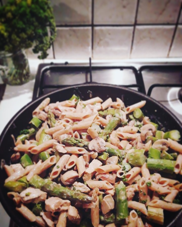 Romige pasta met kip, champignons & groene asperges