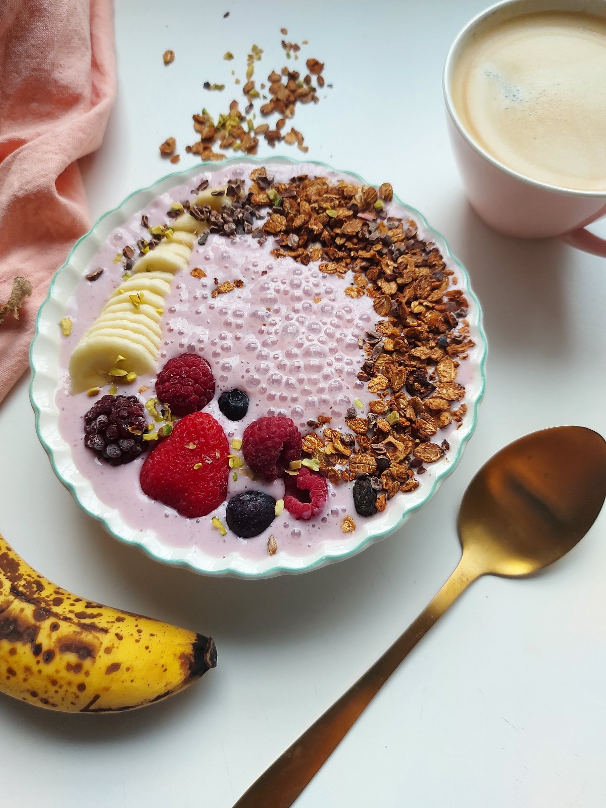 Beauty smoothiebowl met rood fruit & granola