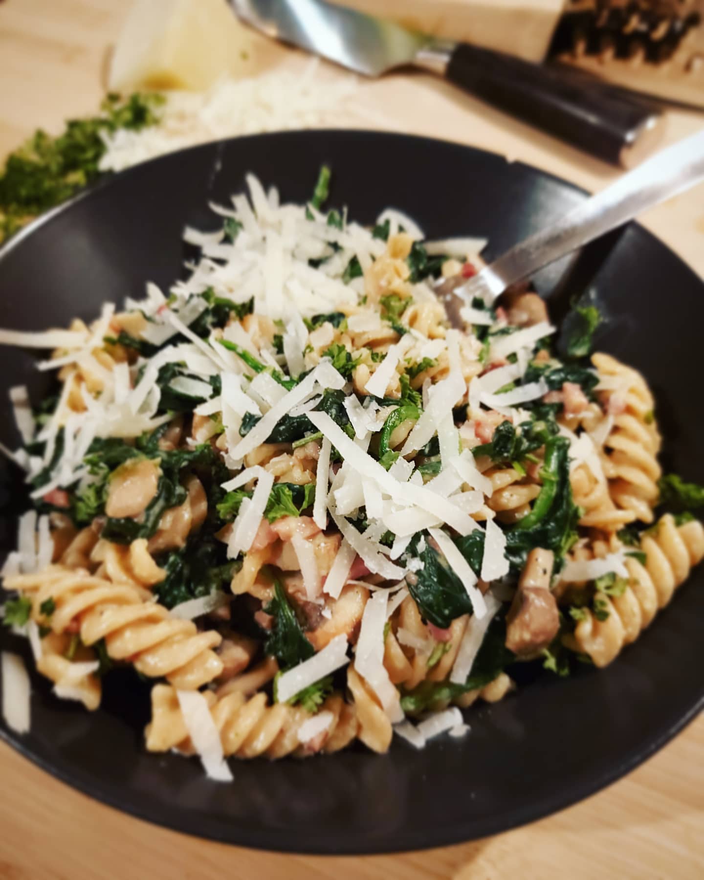 Gezondere pasta carbonara met spinazie & champignons