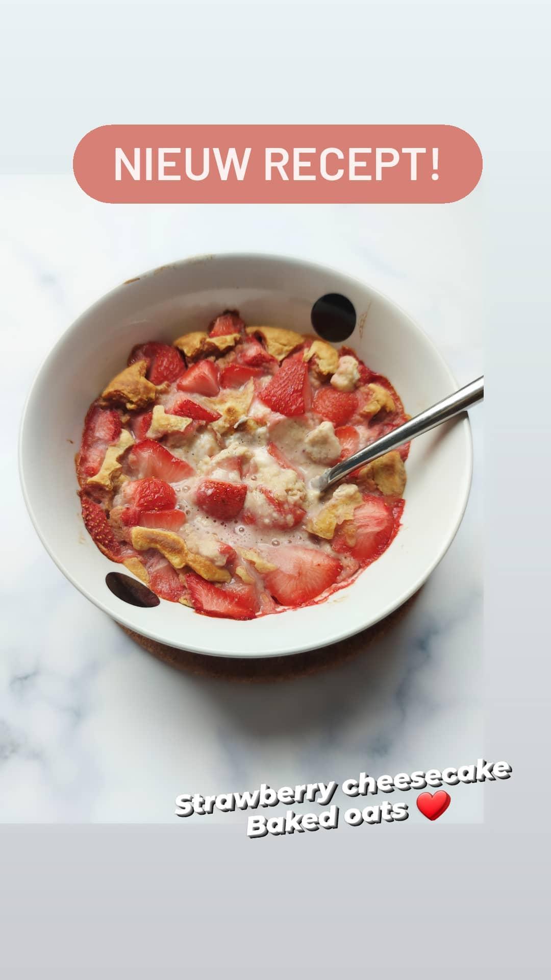 Strawberry cheesecake baked oats