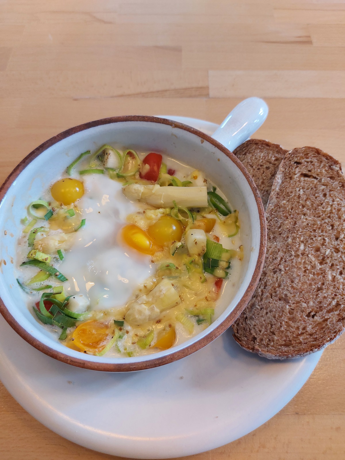 Lunchkommetje met asperge en ei