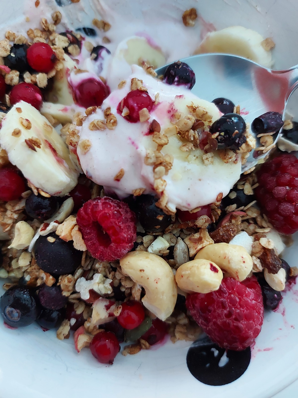 Elite yoghurt bowl, granola, banaan en rood fruit