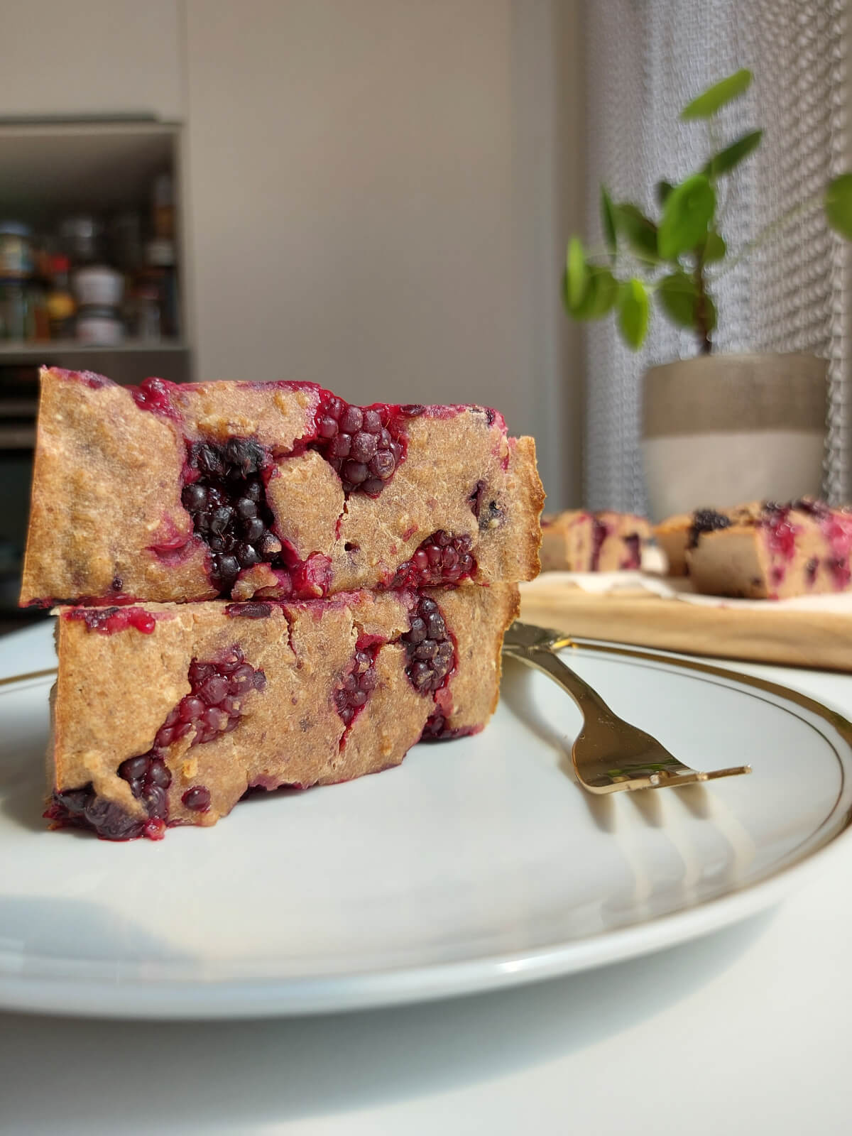 Volkoren cake met rood fruit
