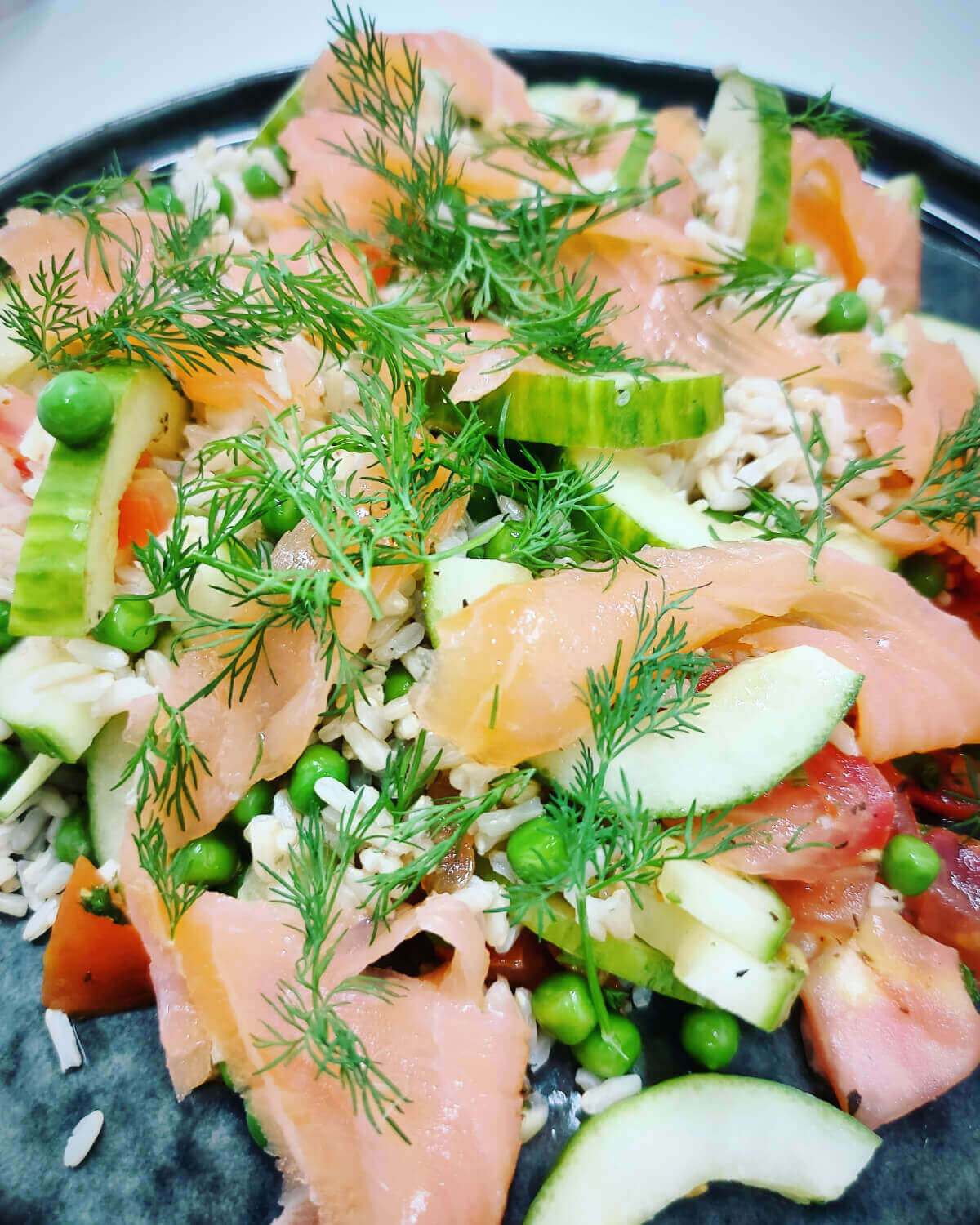 Rijstsalade met doperwtjes en zalm