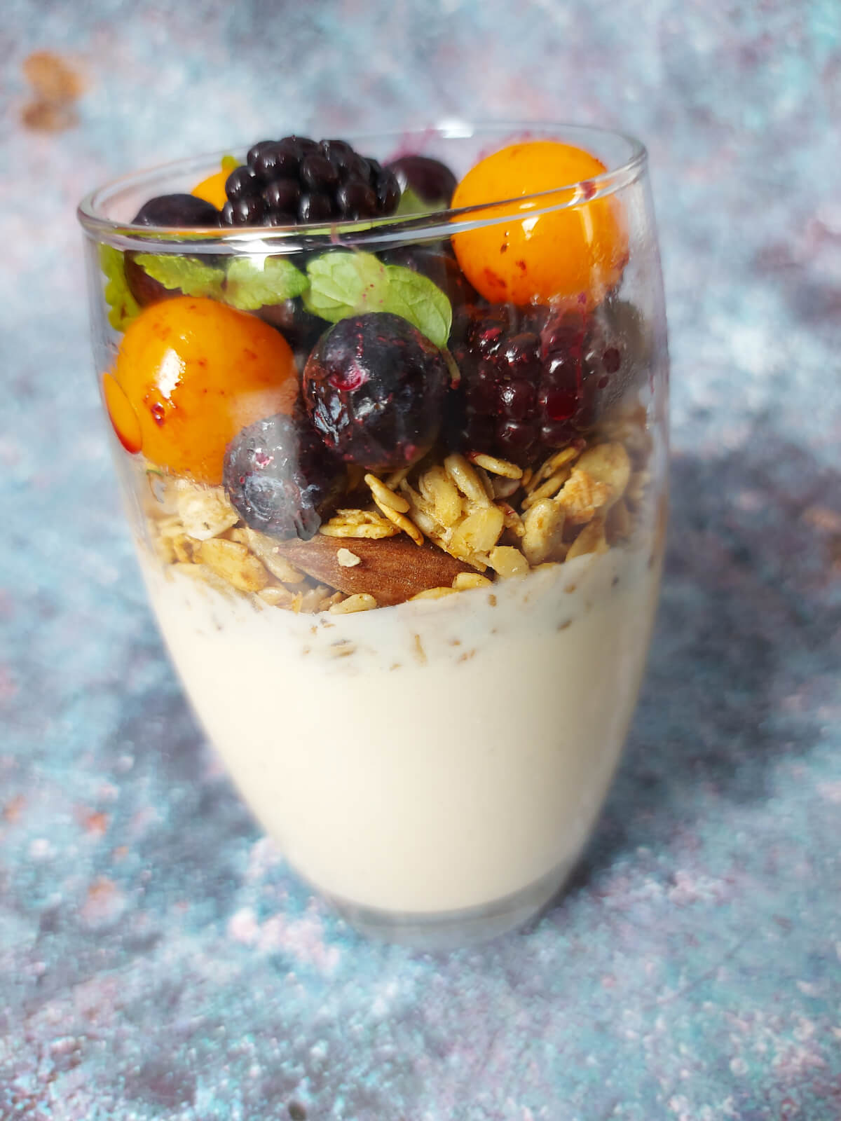 Vegan limoen - tofu mousse met granola en bessen