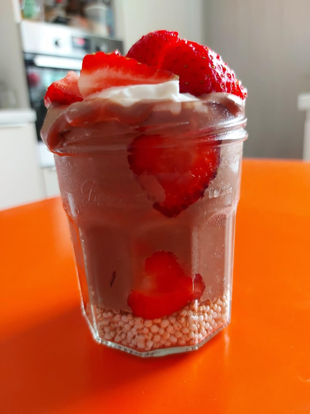 Chocolade - kokos - aardbeien ontbijtglaasje