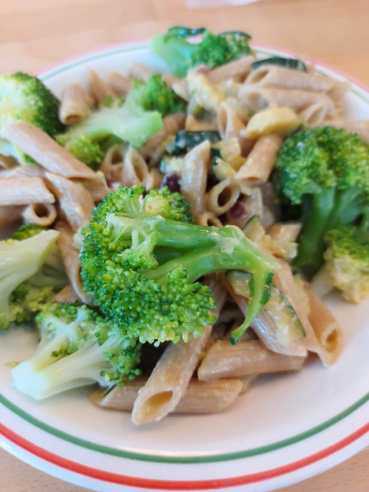 Romige pasta carbonara met courgette en broccoli