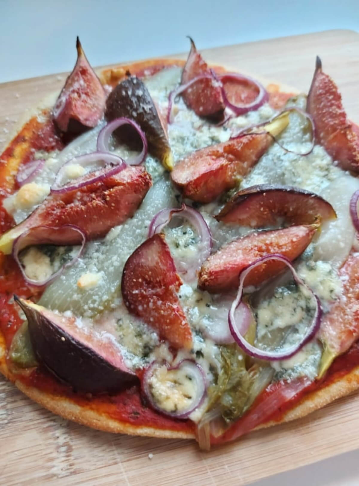 Courgette pizza met witloof, blauwe kaas en vijgen