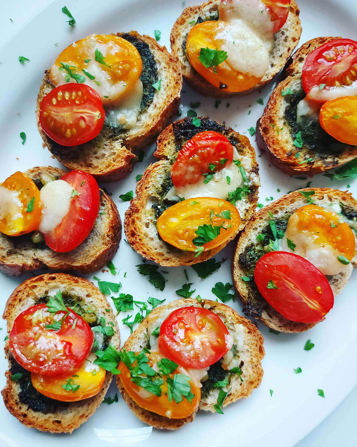 Bruschettas met pesto, tomaatjes en parmezaan