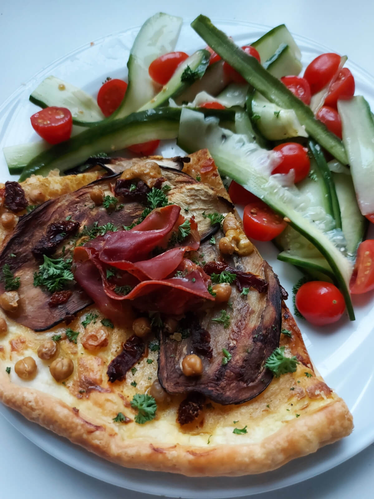 Plaattaart met curry, aubergine en kikkererwten