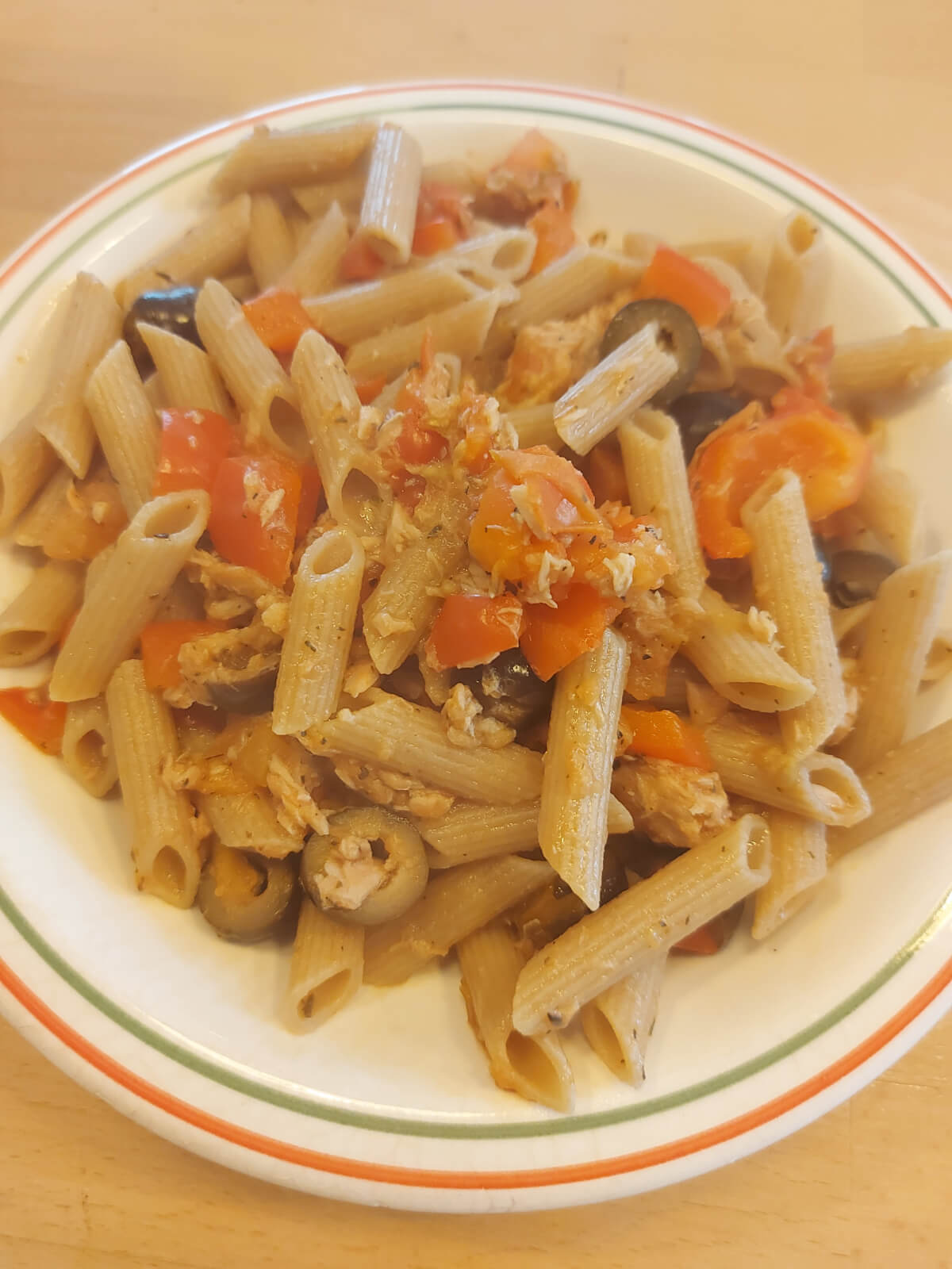 Snelle pasta met paprika, tonijn en olijven