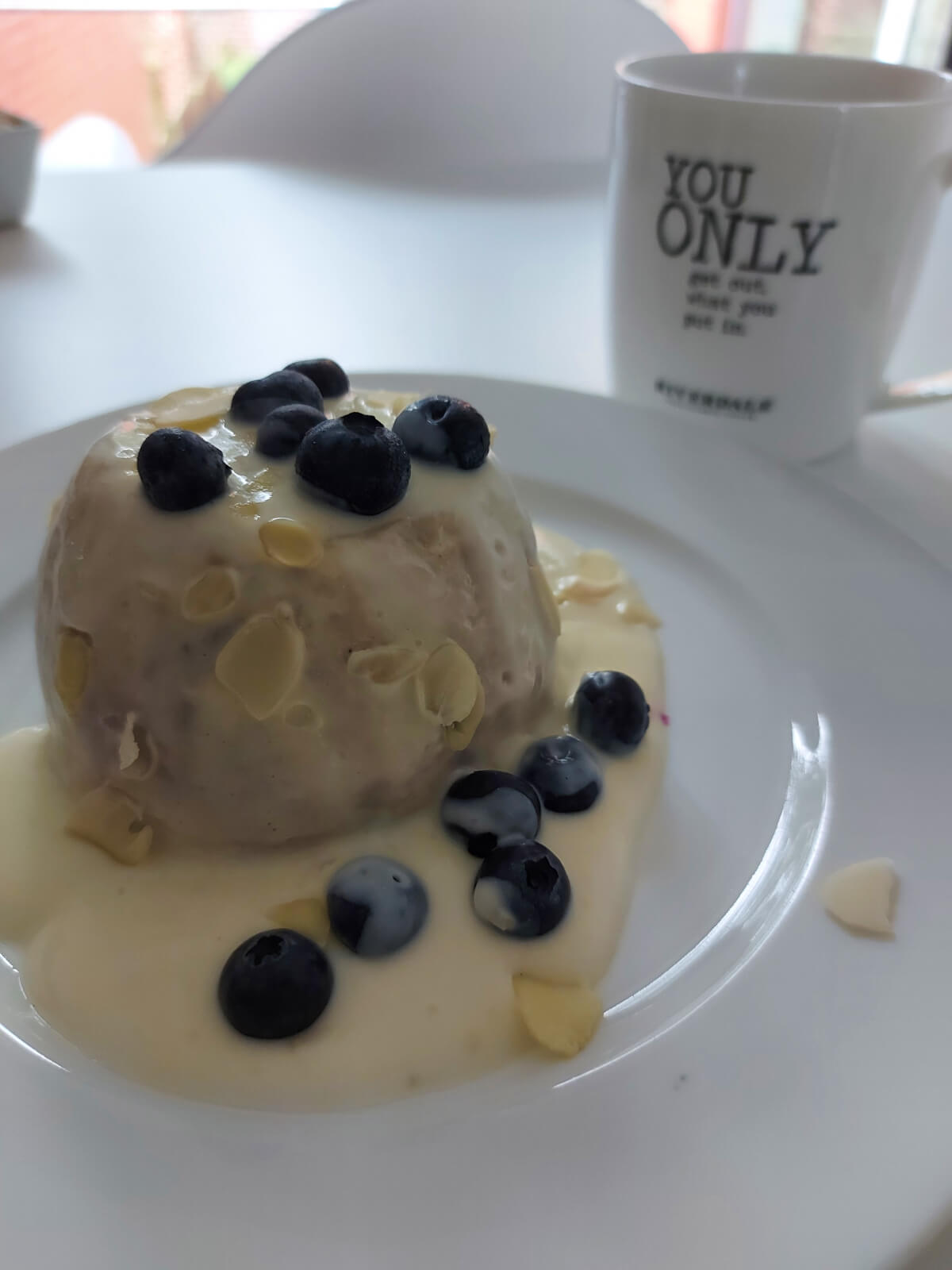 mugcake met blauwe bessen - lemon curd yoghurt en amandel
