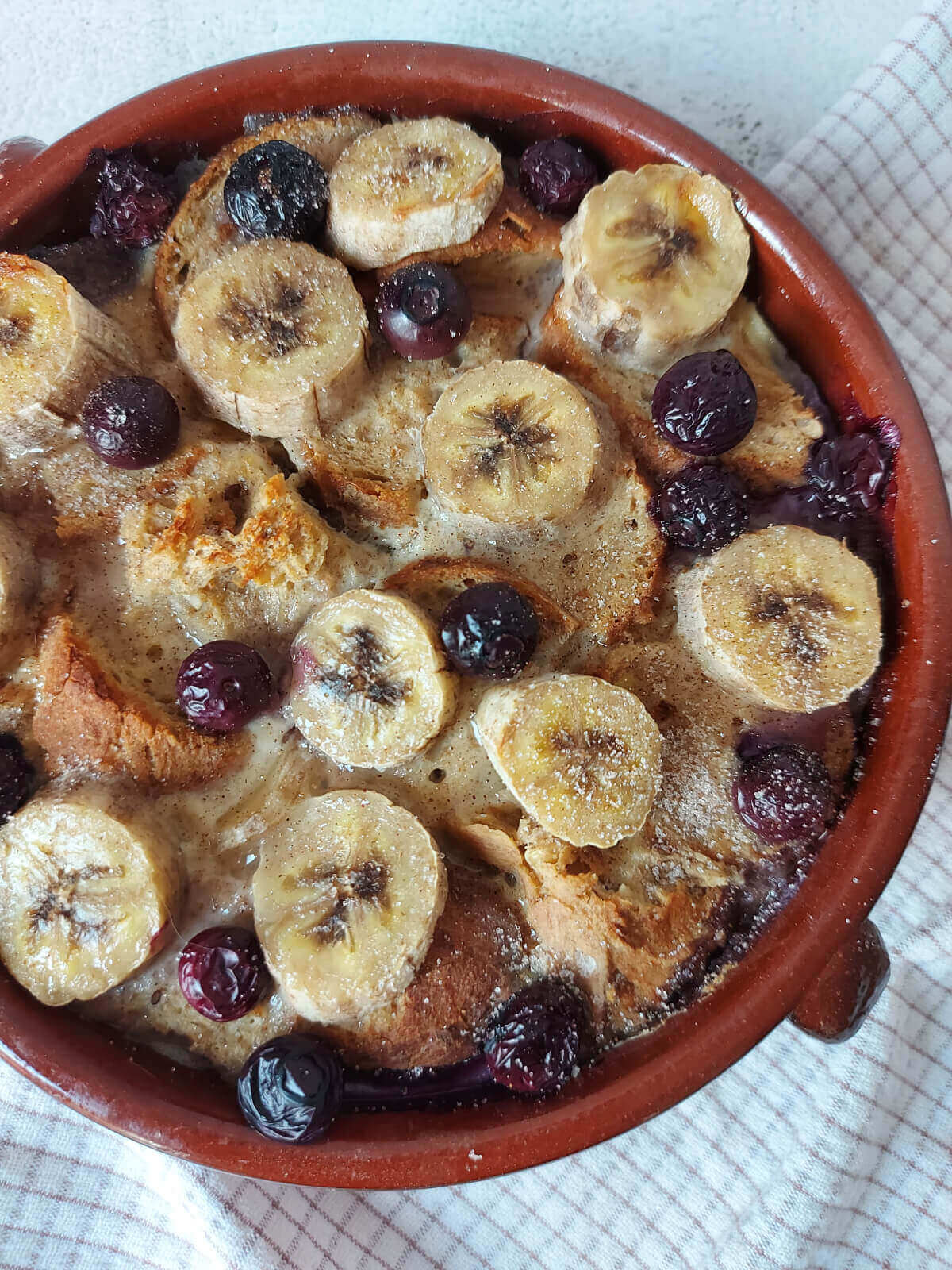 Verloren brood met banaan en blauwe bessen uit de oven