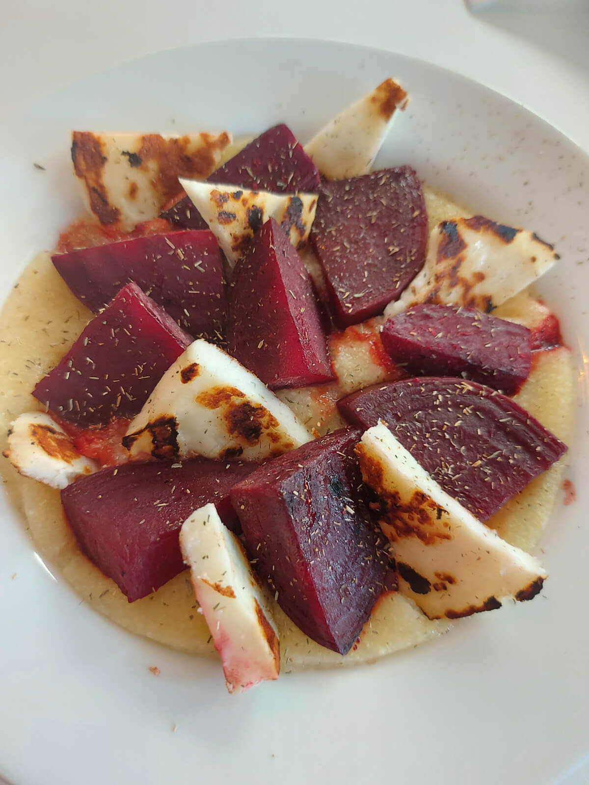 Polenta met rode biet & halloumi