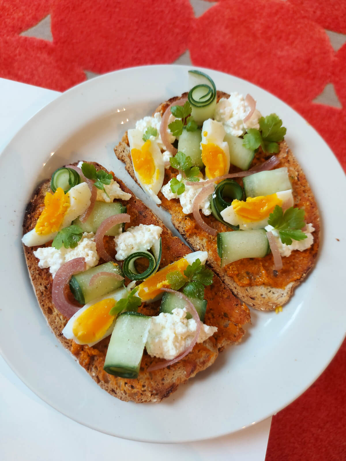Lunchtoast met tomatenspread, cottage cheese en ei
