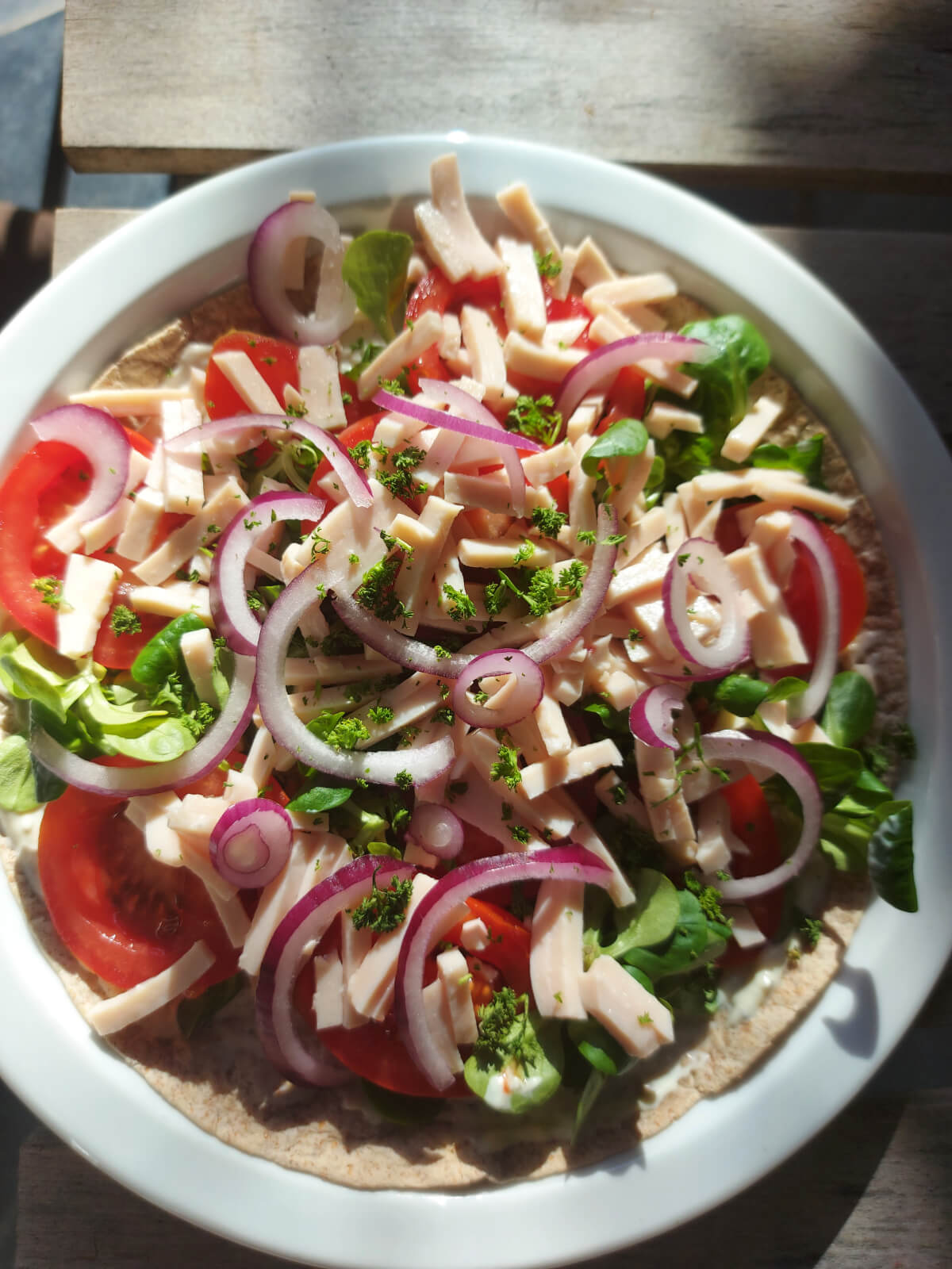 Goed belegde lunchwrap met kruidenkaas & kip