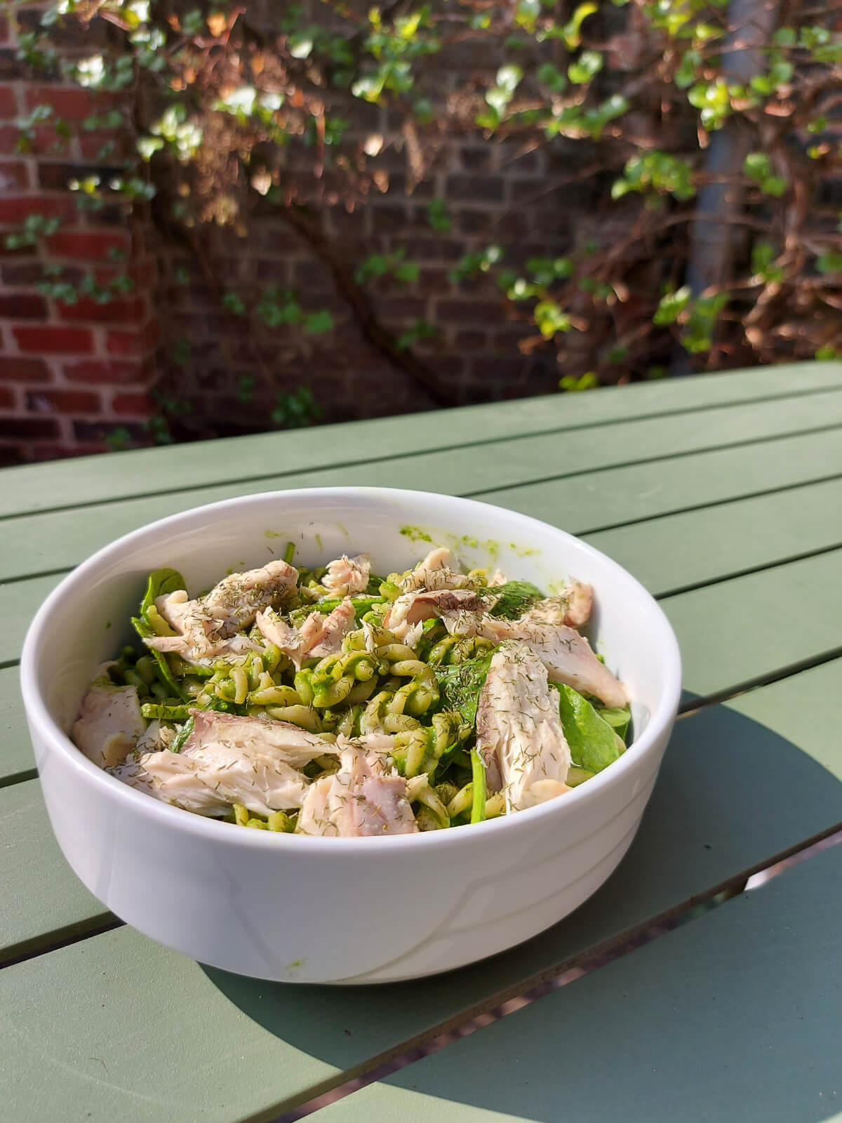 Avocado - spinazie pasta met gerookte makreel