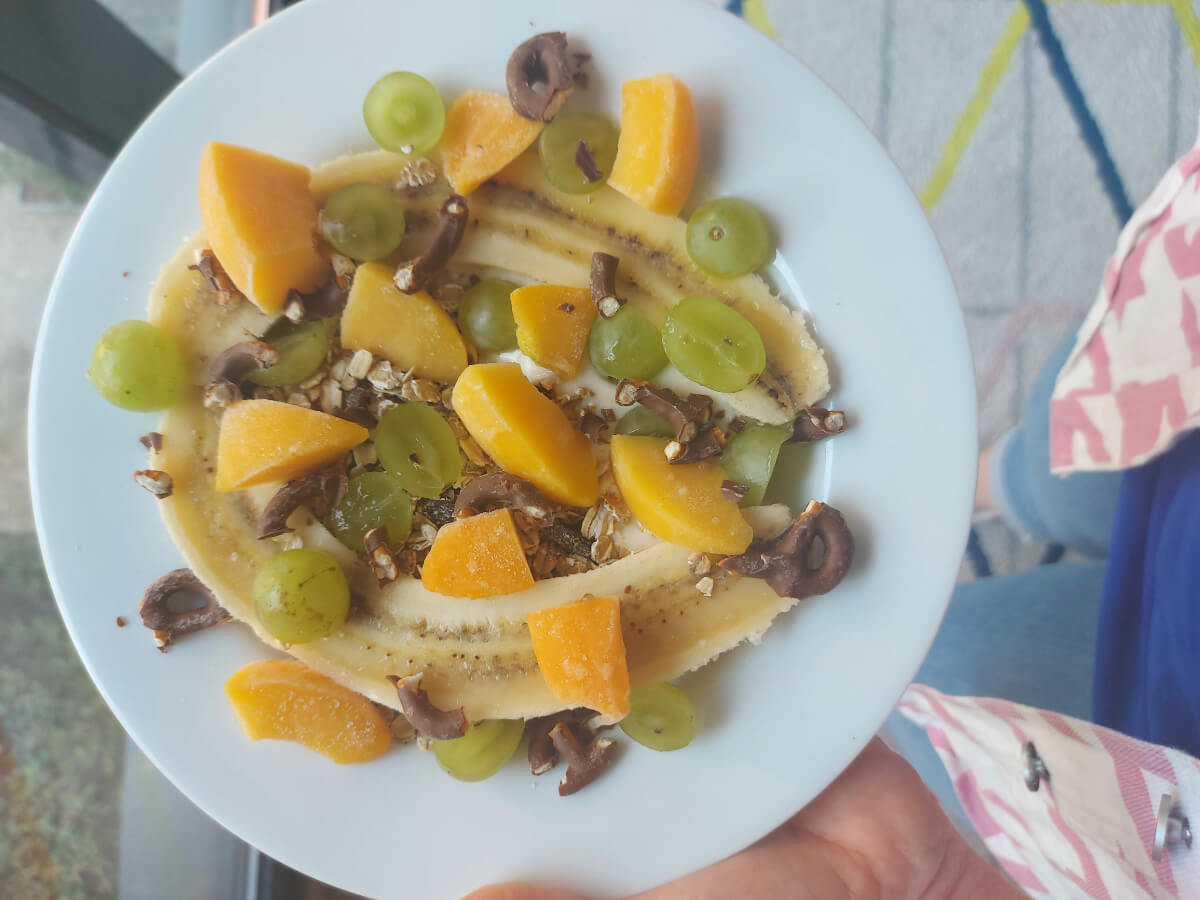 Yoghurt bowl met muesli, fruit en pretzel!
