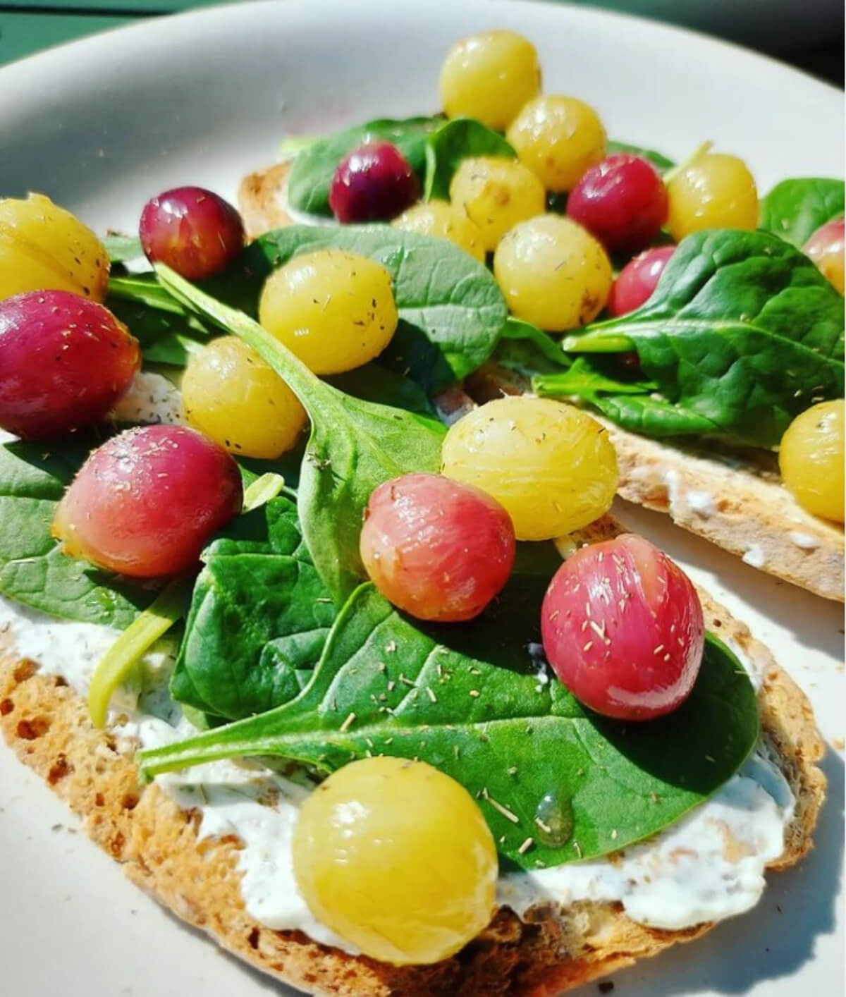 Lunchtoast met kruidenkaas & gebakken druiven