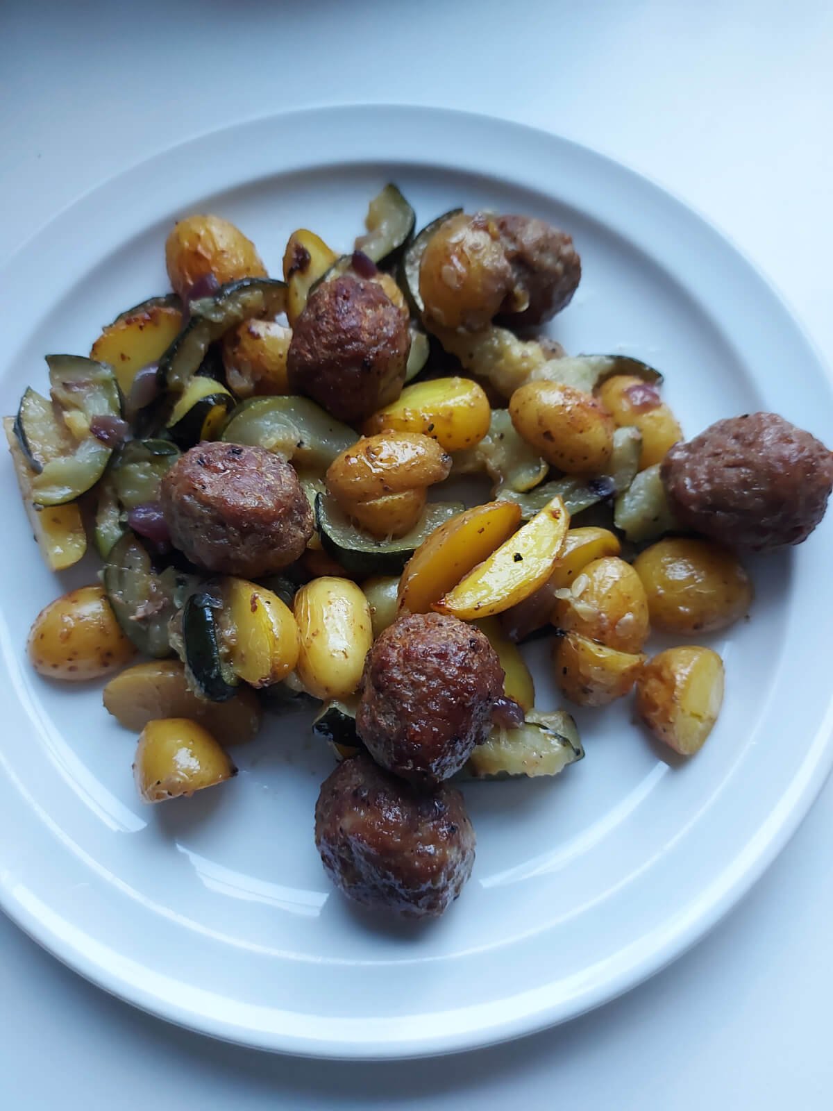 Traybake met gehaktballetjes & courgette