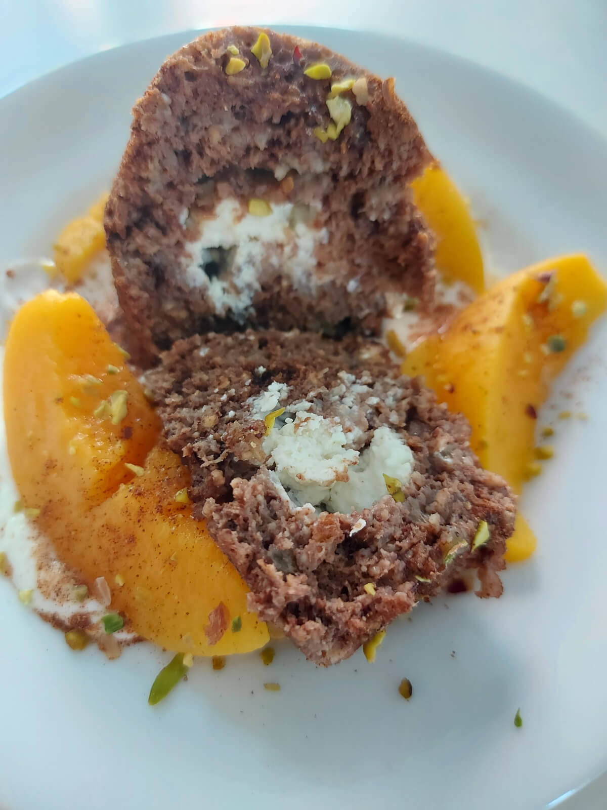 Chocolade mugcake met roomkaas vulling - perzik