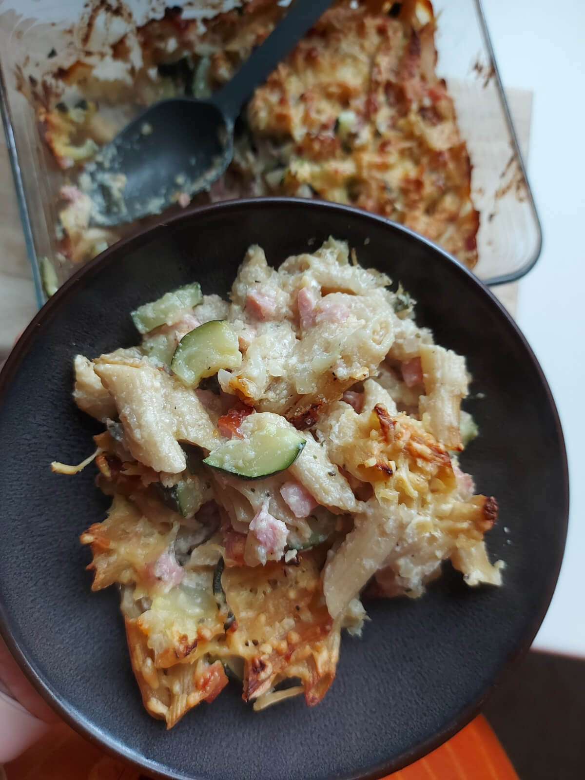 Ovenpasta met magere spekjes - kaassaus en courgette
