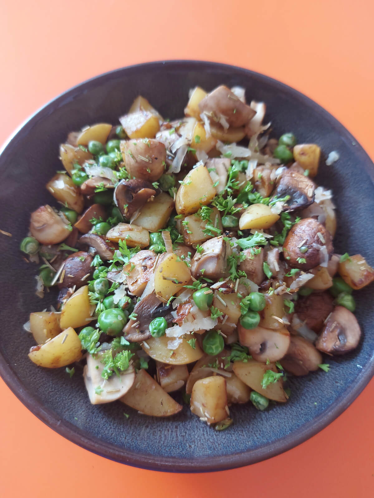 Aardappel pannetje met paddenstoelen, erwten & parmezaan