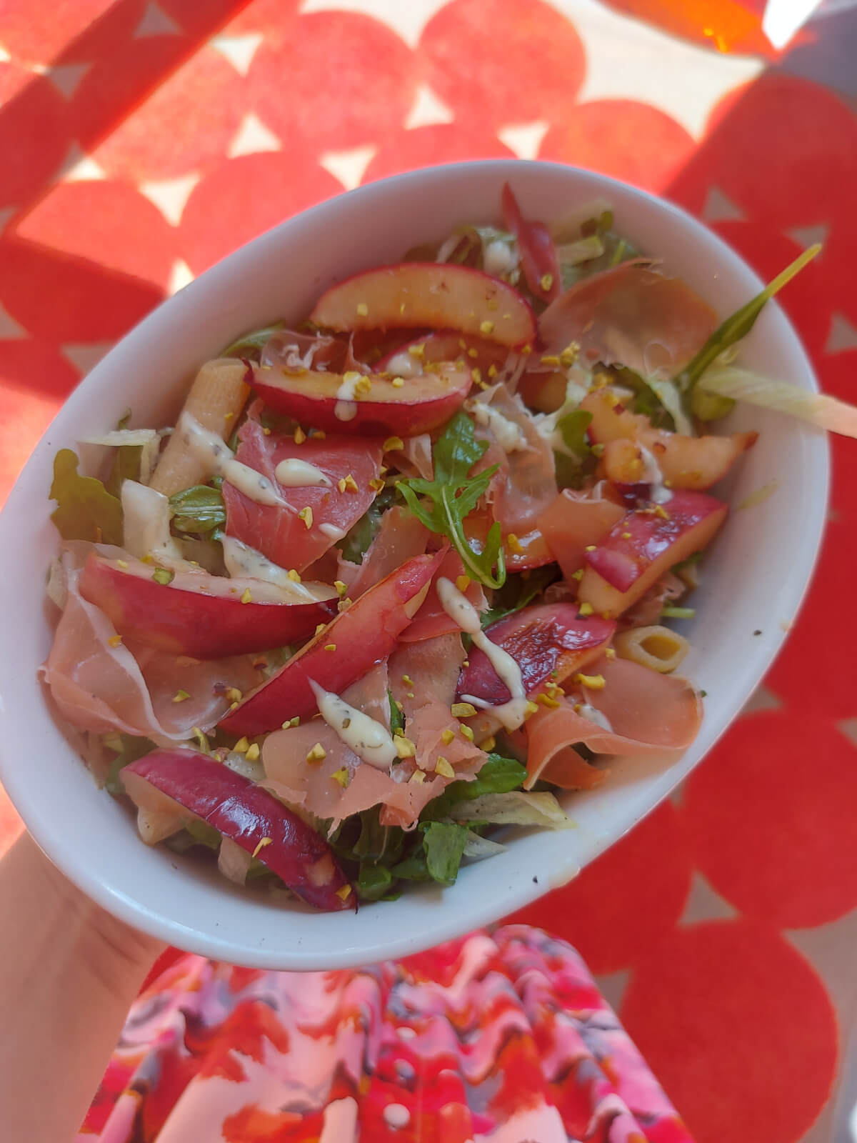 Pasta slaatje met gedroogde ham & gebakken nectarine