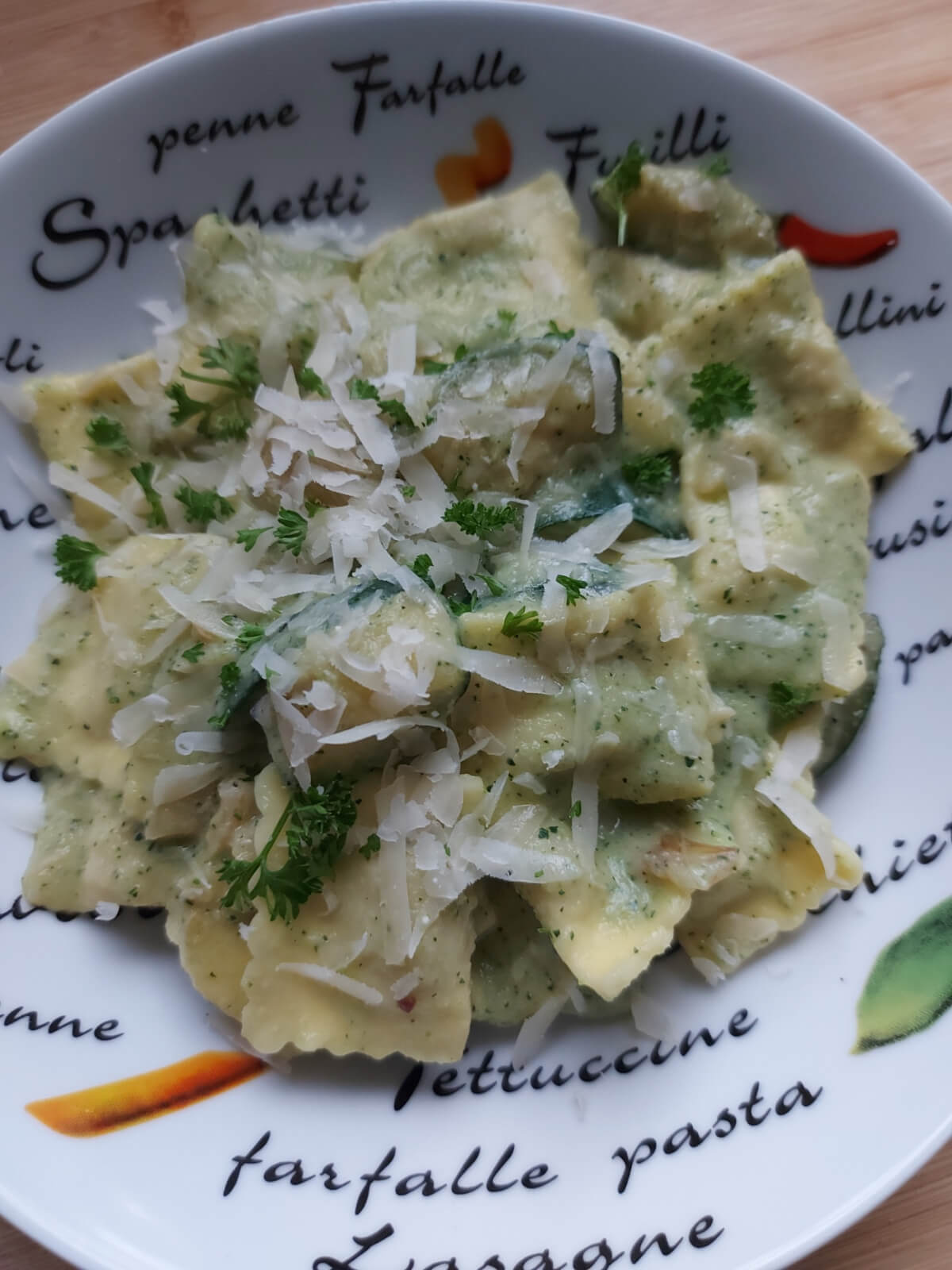 Ravioli met courgettesaus & parmezaan