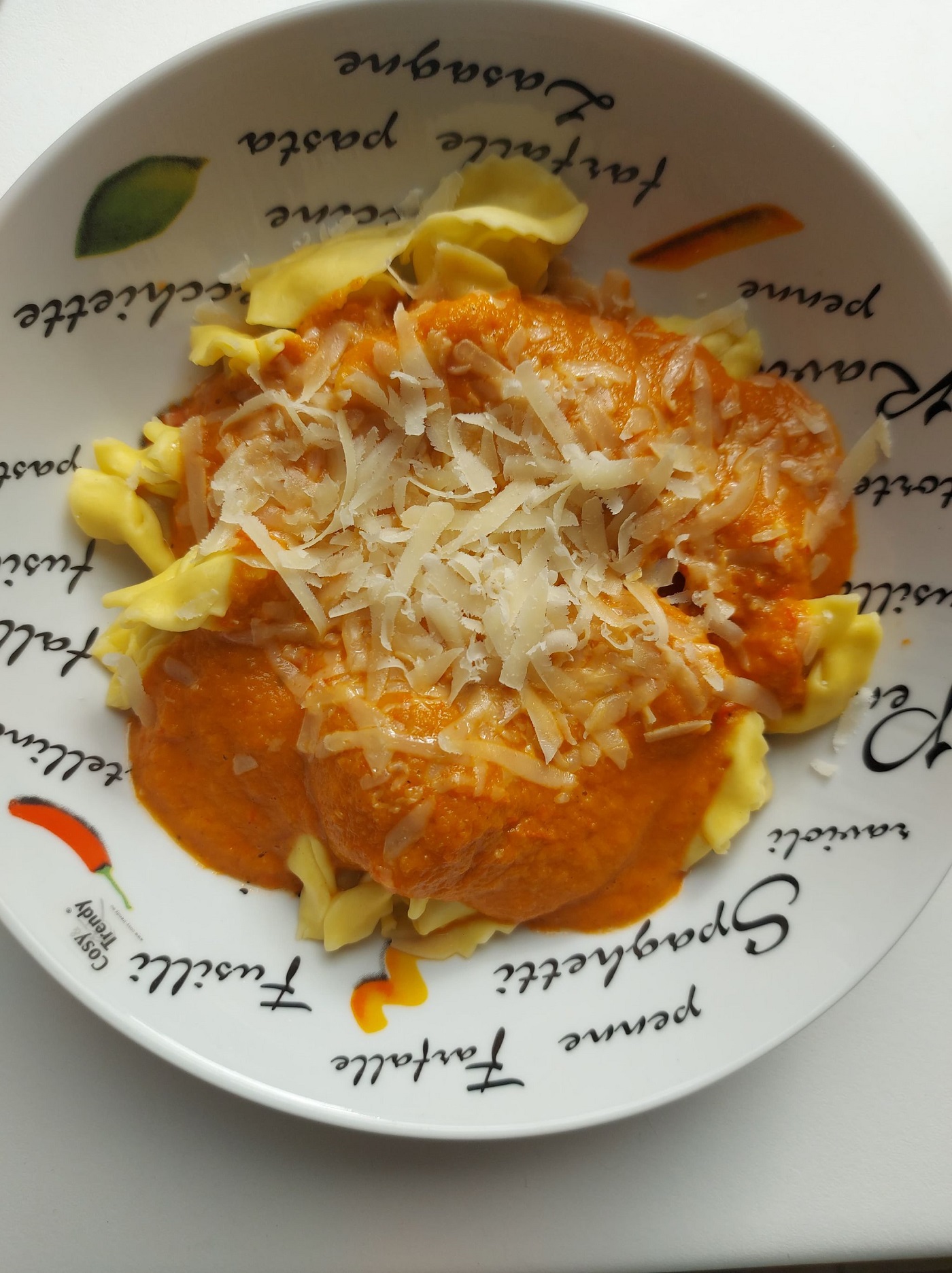 Snelle pasta met saus van geroosterde ovengroenten